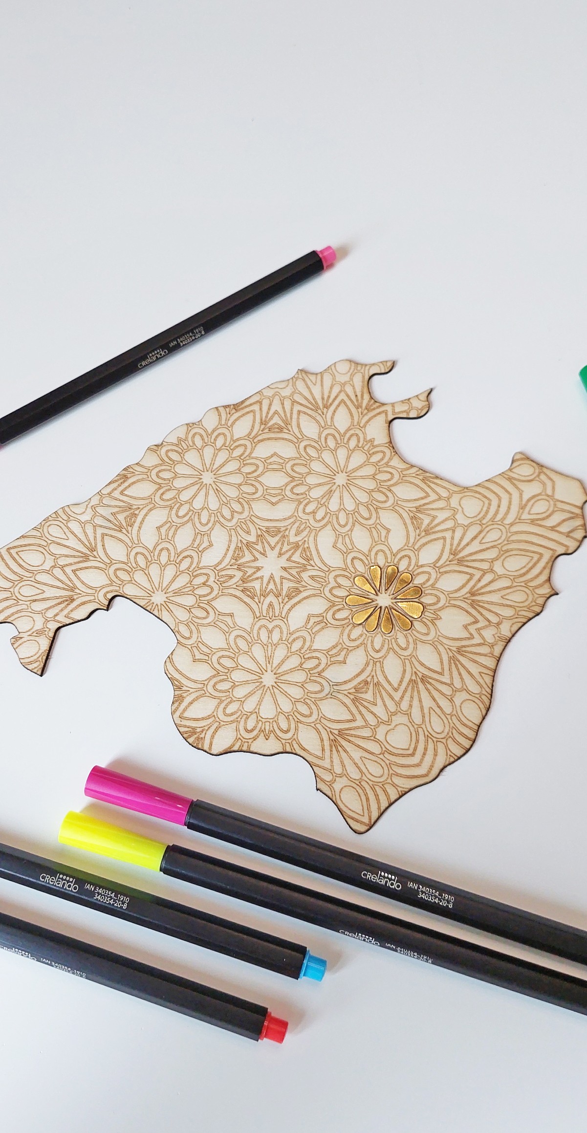 Mandala „Mallorca Silhouette – mit goldenen Blüten