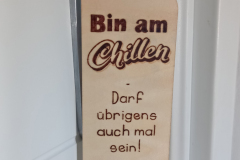 Türschild "Bin am chillen - Darf übrigens auch mal sein!"