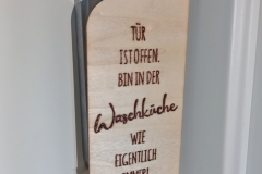 Türschild "Tür ist offen. Bin in der Waschküche. Wie eigentlich immer."