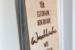 Türschild "Tür ist offen. Bin in der Waschküche. Wie eigentlich immer."