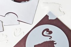 Kaffeeschablone „Mallorca mit Herz“ – für Kakaopulver & Zimt