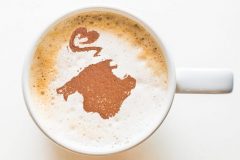 Kaffeeschablone „Mallorca mit Herz“ – für Kakaopulver & Zimt