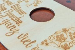 Wincaddy Weinflaschenanhänger aus Holz – personalisierbar