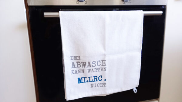 „Die besten Partys finden immer in der Küche auf MLLRC statt“ und „Der Abwasch lässt warten. MLLRC. nicht.“