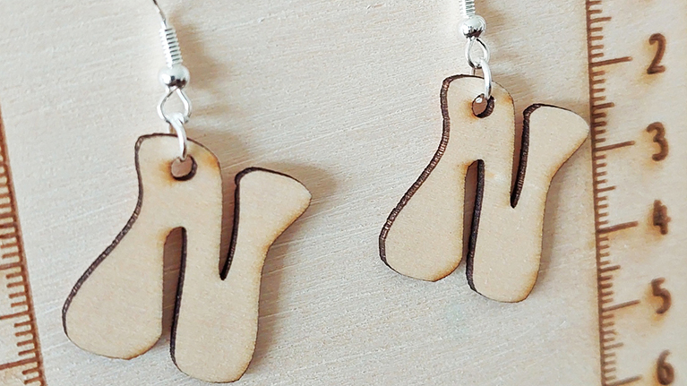Buchstaben-Ohrringe aus Holz