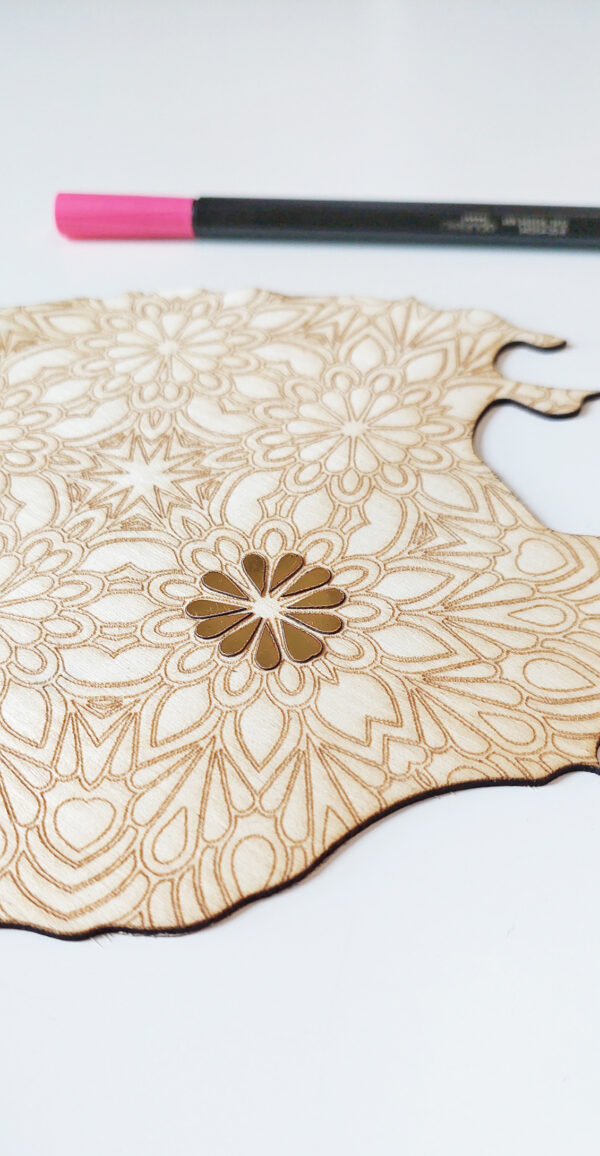 Mandala Ausmalbild Holz goldene Blüten
