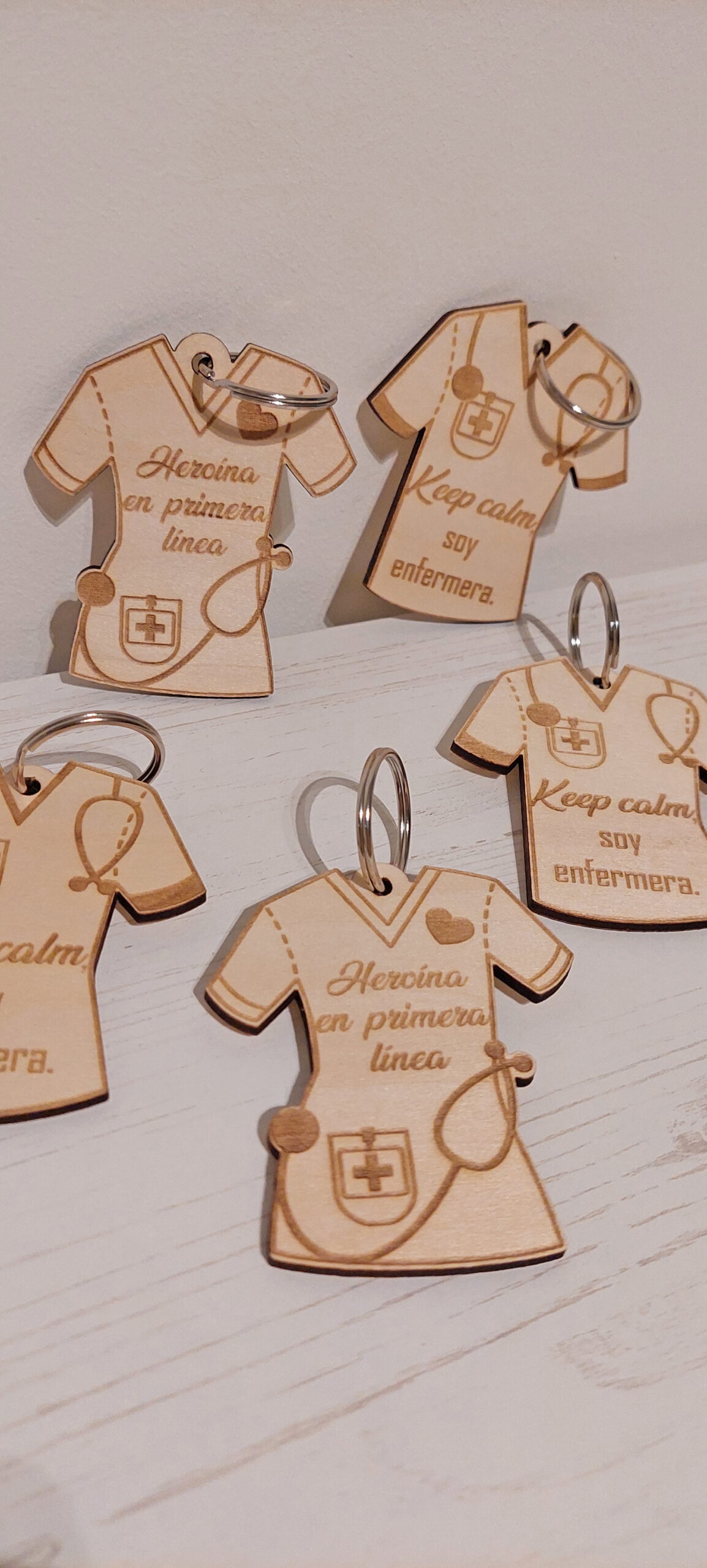 Schlüsselanhänger Schwesternkleid aus Holz mit Spruch / Krankenschwester