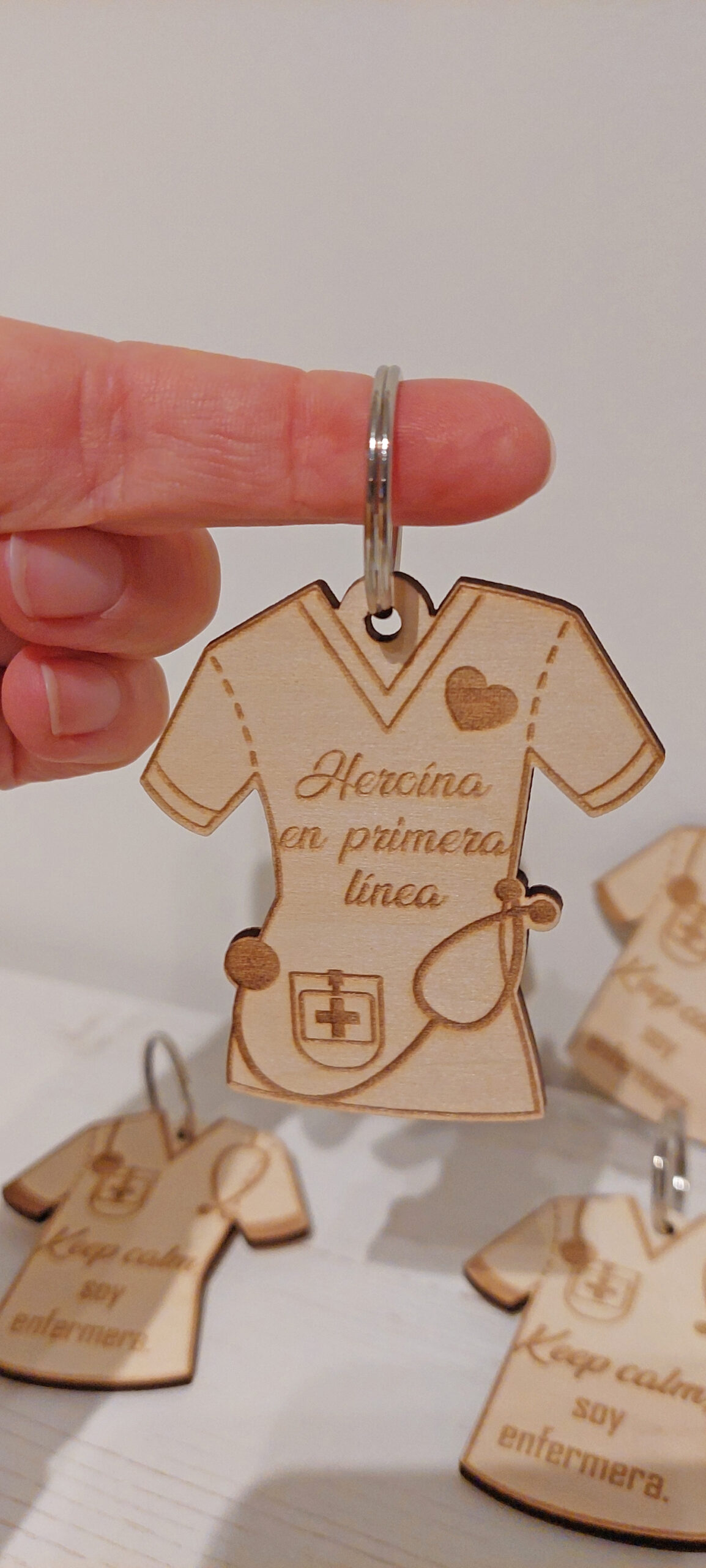 Schlüsselanhänger Schwesternkleid aus Holz mit Spruch / Krankenschwester