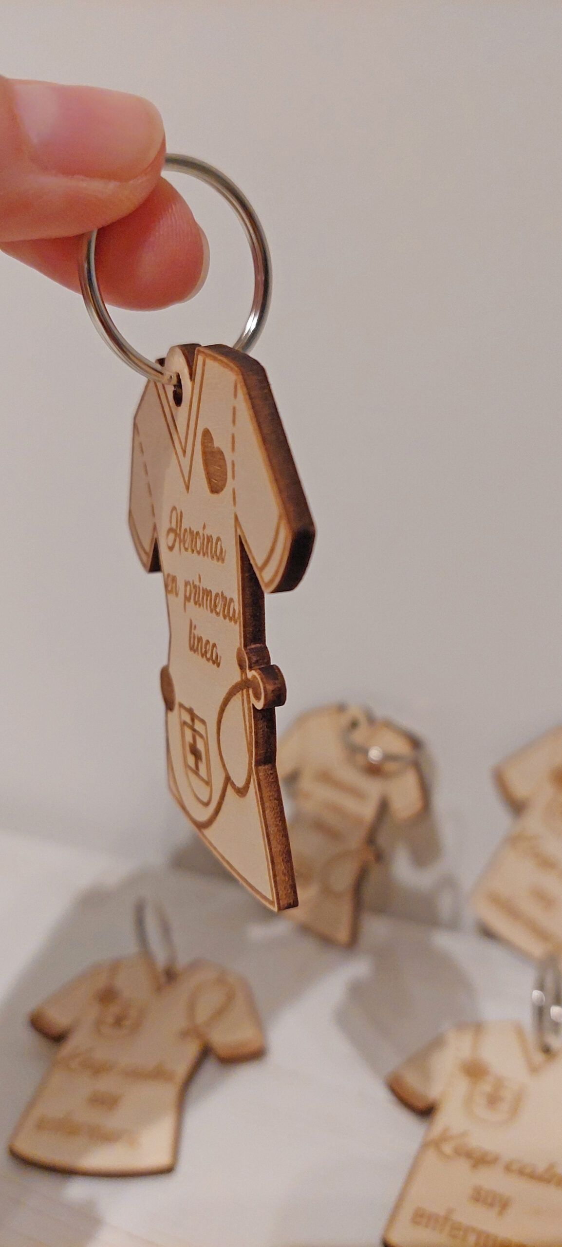 Schlüsselanhänger Schwesternkleid aus Holz mit Spruch / Krankenschwester