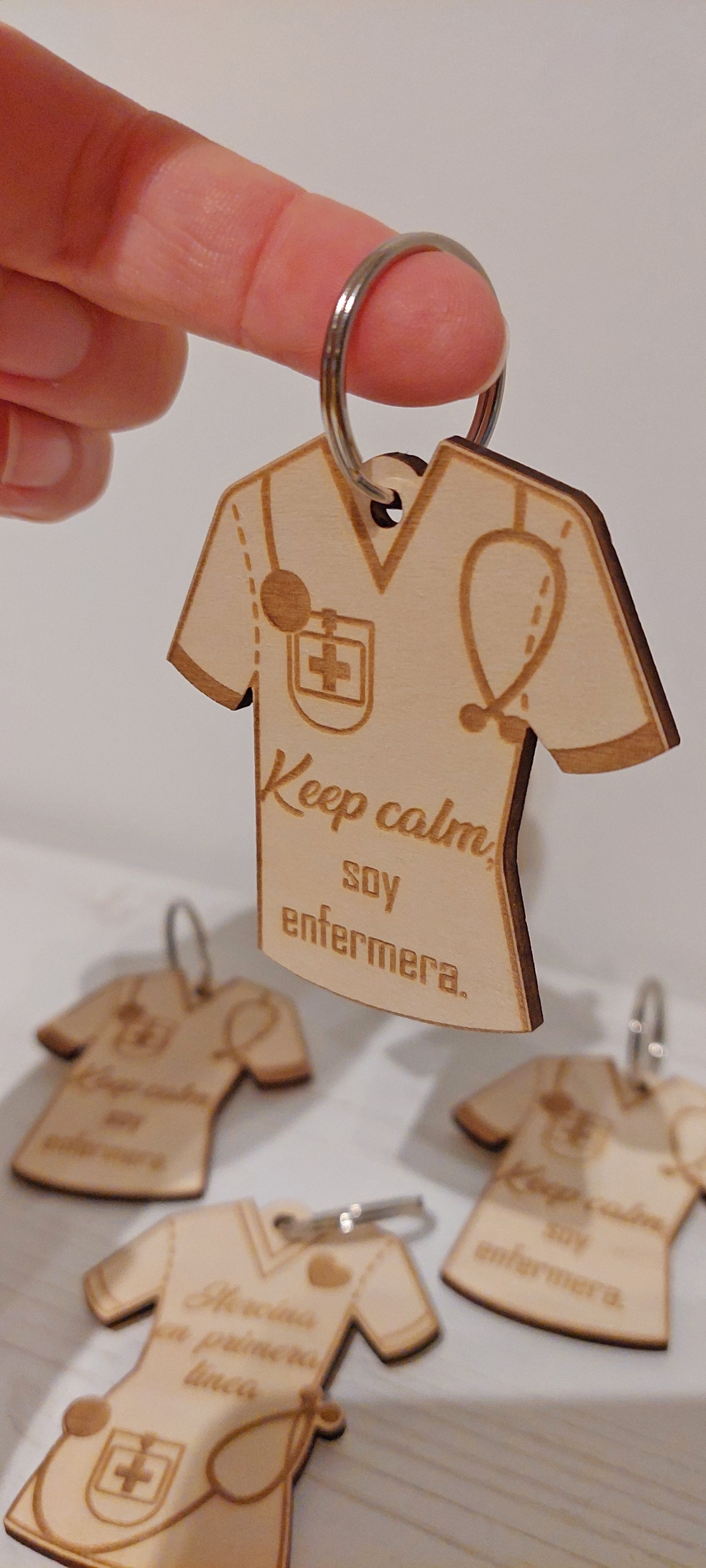 Llavero de madera en forma de uniforme de enfermera con mensaje / Krankenschwester