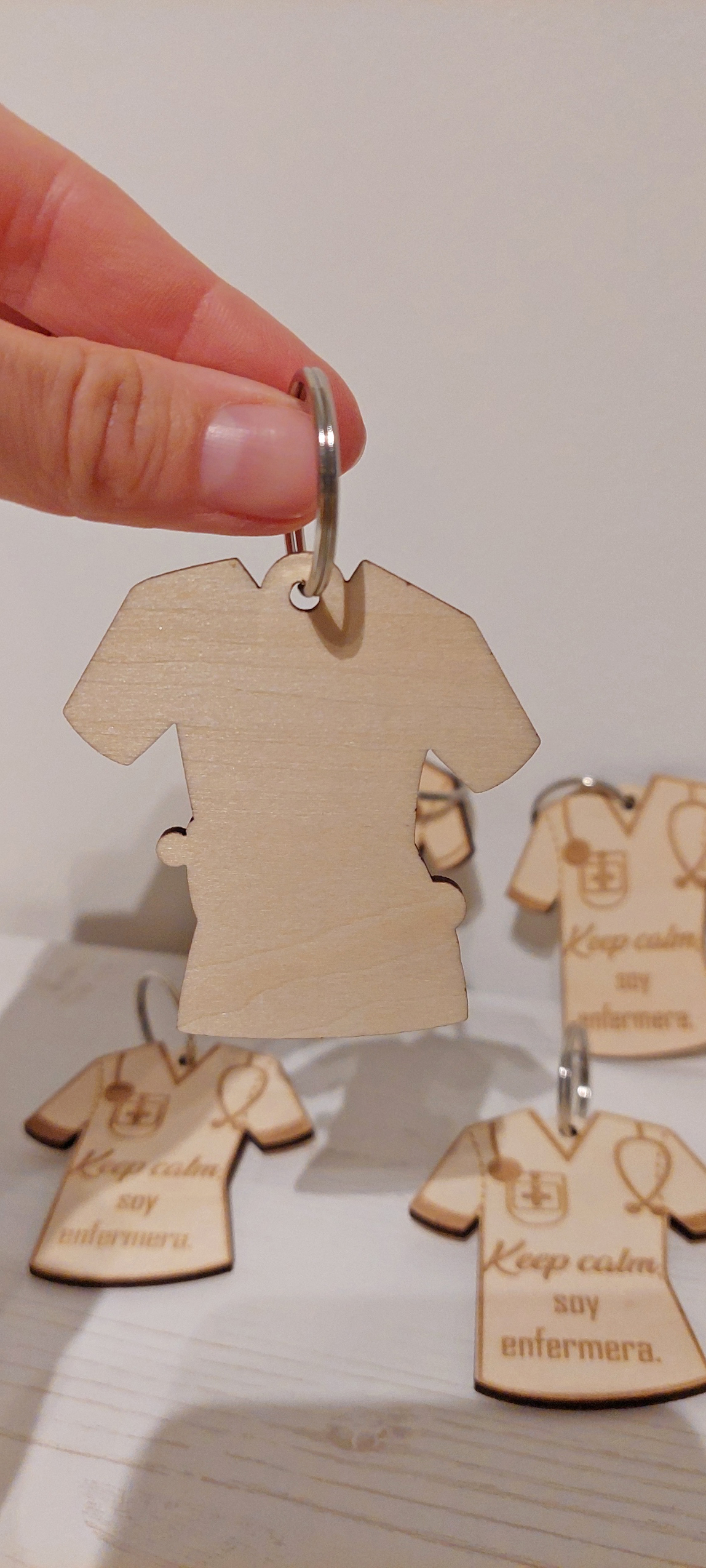 Llavero de madera en forma de uniforme de enfermera con mensaje / Krankenschwester