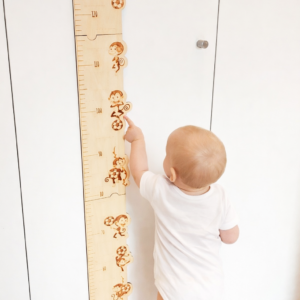 personalisierte Messlatte aus Holz