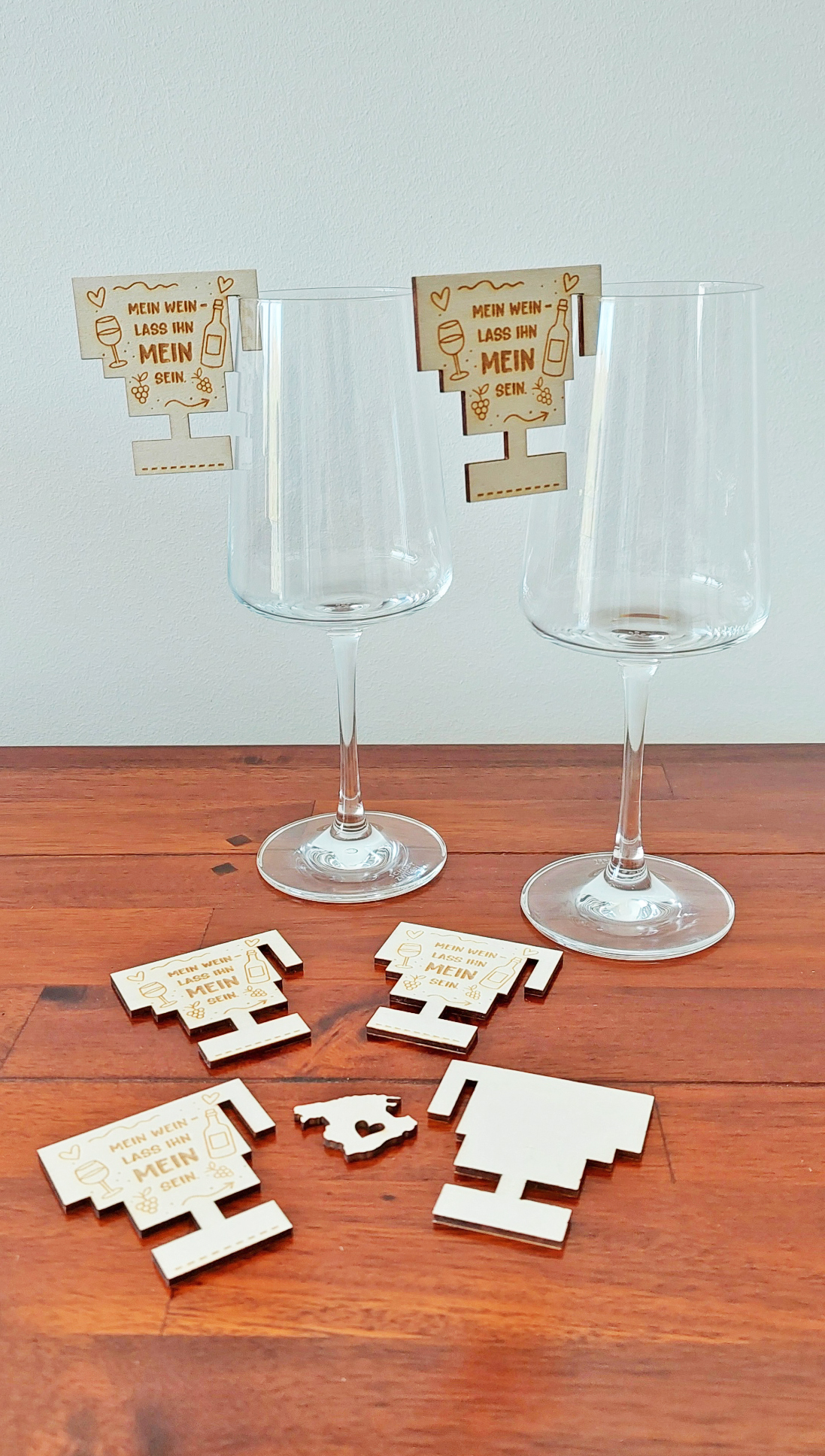 Weinglasanhänger aus Holz personalisierbar für Feiern