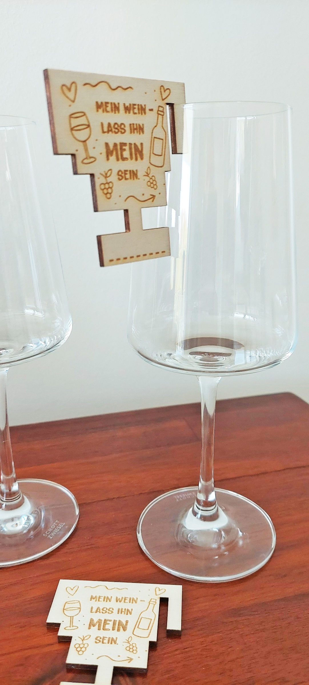 Weinglasanhänger aus Holz personalisierbar für Feiern