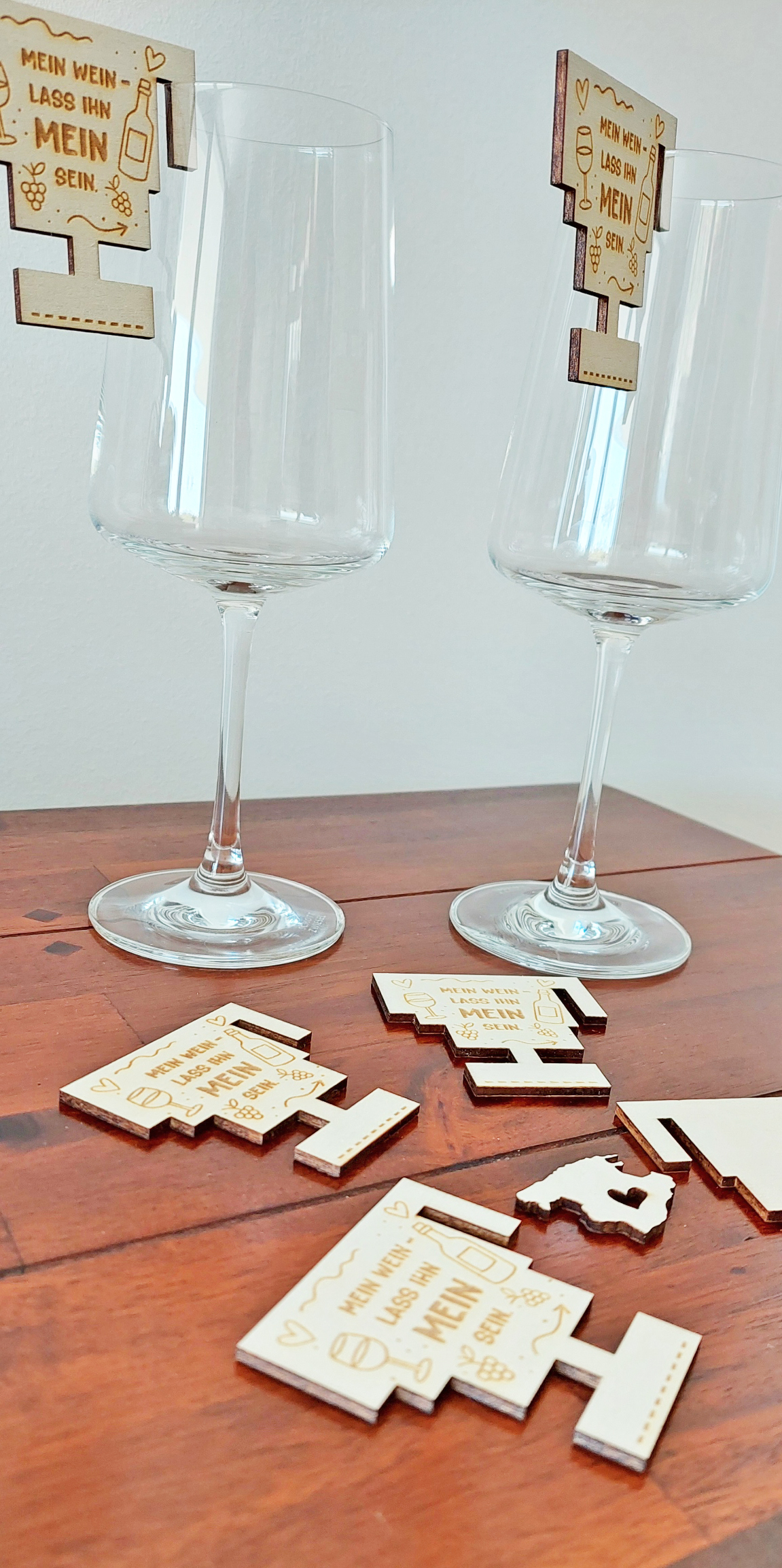 Weinglasanhänger aus Holz personalisierbar für Feiern