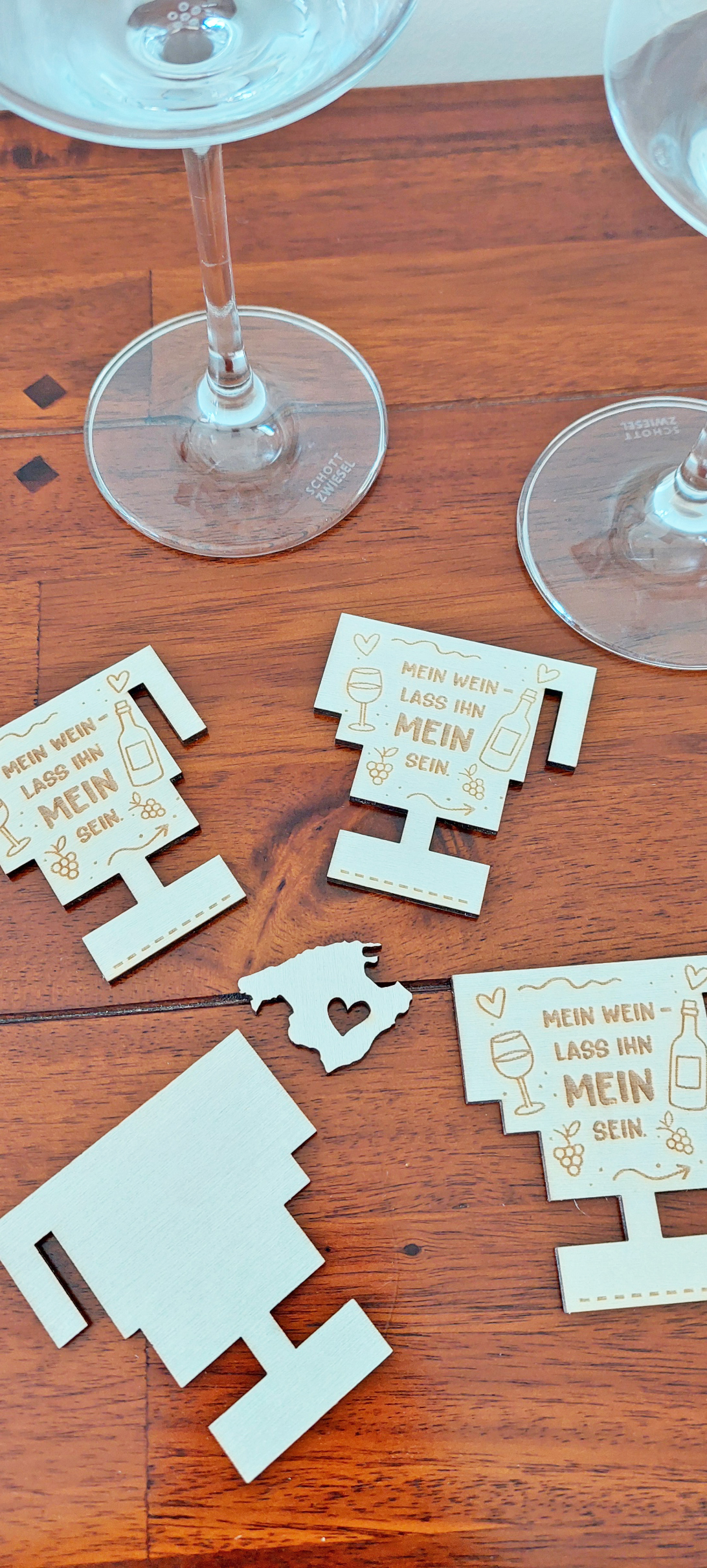 Weinglasanhänger aus Holz personalisierbar für Feiern