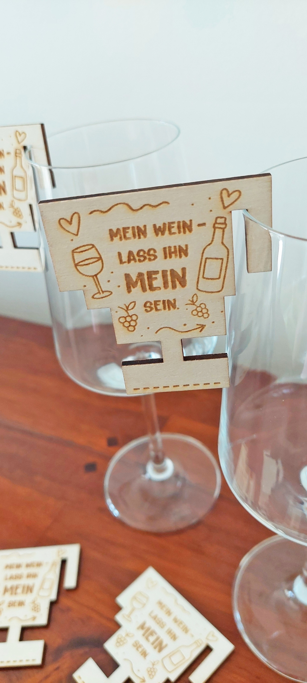 Weinglasanhänger aus Holz personalisierbar für Feiern