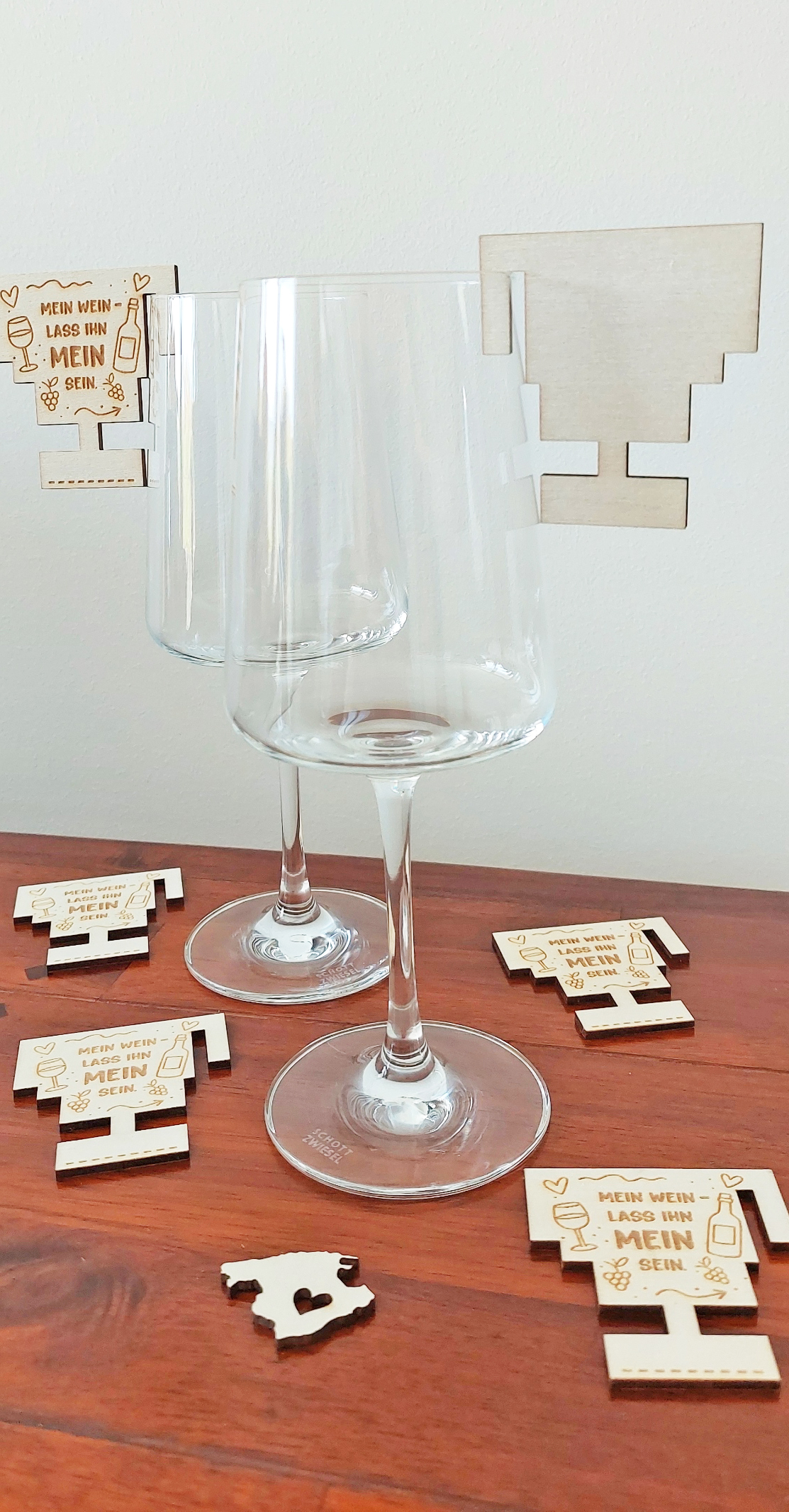Weinglasanhänger aus Holz personalisierbar für Feiern